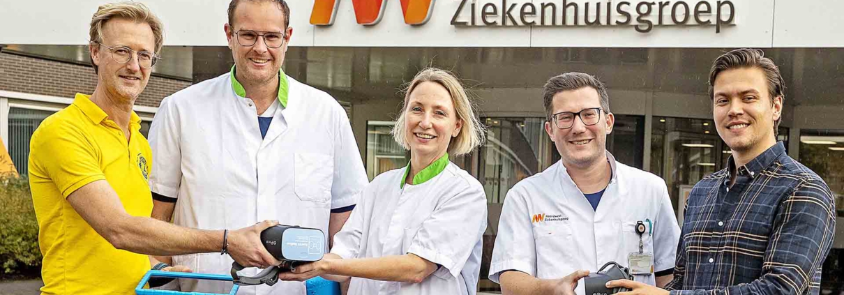 Lionsclub Alkmaar overhandigt de VR brillen aan het Noordwest Ziekenhuis